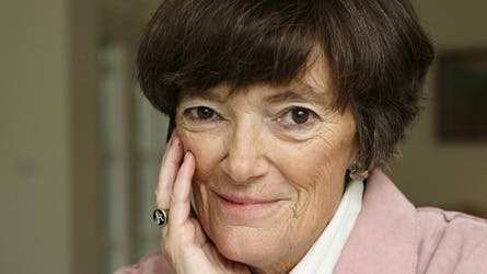 Jane Aamund holder meget af at høre fra sine læsere, og derfor behandler hun altid folk pænt, når de henvender sig til hende for at få en autograf eller et billede.