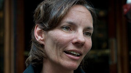 - Min far døde den 24 december, fortæller en dybt berørt Janni Kjær.