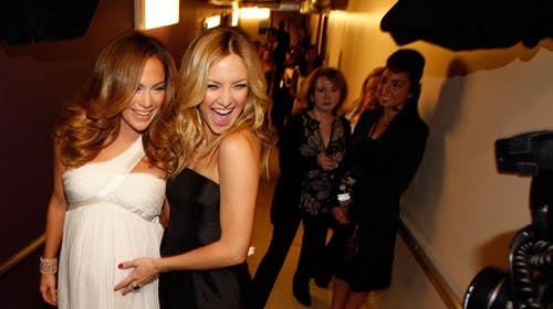 Højgravide Jennifer Lopez og veninden Kate Hudson stiller op for fotograferne backstage til Movies Rock ? A Celebration Of Music In Film i december 2007. Nu savner Jennifer Lopez rampelyset så meget, at hun optager sit eget reality-show om livet som mor t