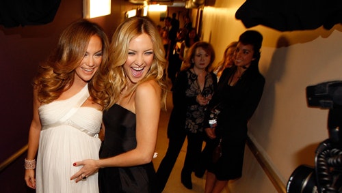 Højgravide Jennifer Lopez og veninden Kate Hudson stiller op for fotograferne backstage til Movies Rock ? A Celebration Of Music In Film i december 2007. Nu savner Jennifer Lopez rampelyset så meget, at hun optager sit eget reality-show om livet som mor t