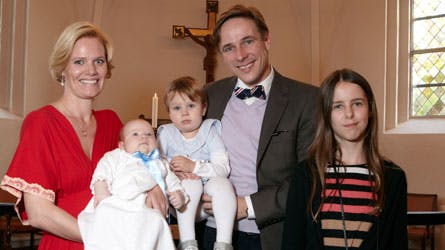 Jens Blauenfeldt og Helle med deres &quot;Matador&quot;-familie. Dåbsbarnet Gustav, 2-årig Elisabeth samt 11-årig Sofie