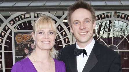 Jens Blauenfeldt er arbejdsløs lige nu efter at have lavet ?Hvor er vi landet??. Til gengæld kan han glæde sig over, at kæresten Helle er gravid med parrets første fælles barn.