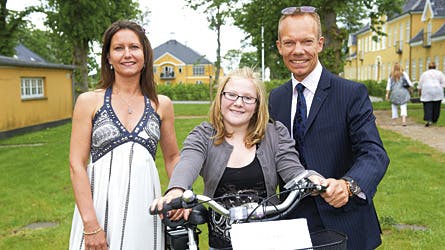 ? Nikoline blev helt tavs af glæde, da hun fik cyklen, siger Jens Werner, der overrakte hende den ved sit afdansningsbal sammen med fruen Anette.