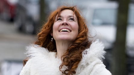 Joan Ørting har ramt plet med sit nye program ?Jagten på gnisten?. Det mener en kristen lytter- og seerforening, der roser programmet for at hjælpe ægtepar til at bevare et sundt forhold.