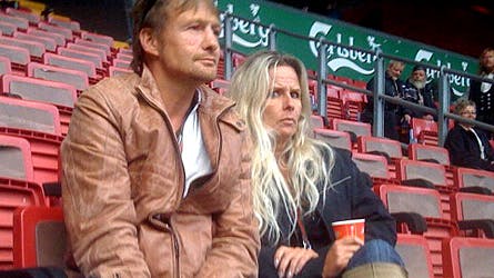 Johnny Bredahl hyggede sig med sin nye kæreste da AC/DC indtog Parken i København.