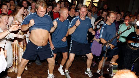 - Jeg kom til at svede godt, indrømmer Johnny Hansen, der kølede af ved at løfte op i trøjen, og det fik fansene til at juble