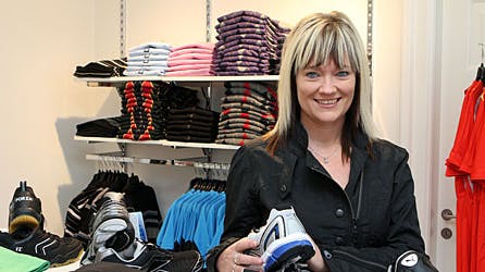 Gitte Mortensen er klar til at forsyne Hurups beboere med smart og billigt tøj.
