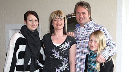 Hygge hjemme hos Johnny Hansen og kæresten Gitte Mortensen i Hurup sammen med Johnnys døtre, Cecilie og Caroline
