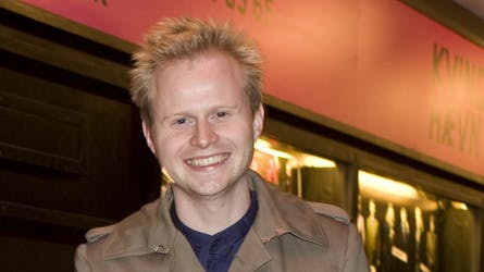 Jonatan Spang har iført sig uniform for at spille rollen som forelsket politimand på Nørrebro Teater i forestillingen ?2200 Carmen?.