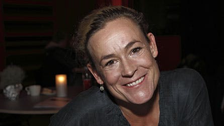 Det er ikke i DRs Julekalender "Pagten", at Julie Carlsen har et svagt punkt for julen. Også privat glæder huhn sig over juletiden.