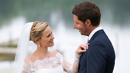 Nu er du min, synes Tine Røgind at sige til sin ægtemand Kåre Quist.