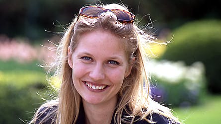 Ekstra Bladet skriver, at Kaspers mor var kold overfor Kamilla, og at Kasper efterlod Kamilla syg og ensom i Danmark, mens han rejste på arbejdsferier.