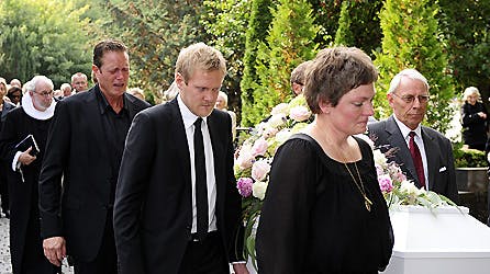 Kamillas veninde Hanne Brandt, Kasper Bech Holten og Peter Mygind var blandt dem, der bar kisten ud til rustvognen efter bisættelsen. I modsatte side bærer Kamillas søster Anne Sofie, Kamillas far Laurits H. Gregersen og Kamillas svoger Gynther Nosch.