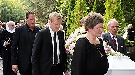 https://imgix.billedbladet.dk/media/billedbladet/kendte/nyheder/kamilla-bech-holten/kamilla-funeral01.jpg