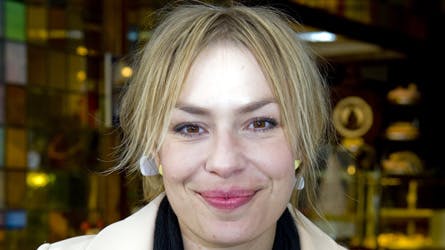 Karen har netop udgivet cd?en ?Stiletto?, og samtidig har hun fundet tid til at være korleder i underholdningsprogrammet ?Allstars?.