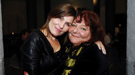 Kaya Brüel og hendes moster, Rebecca Brüel, støtter hinanden efter tabet af Sanne Brüel