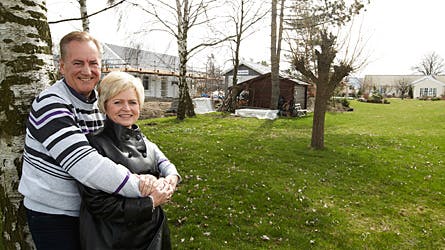 Keld og Hilda heick foran deres hus i Sverige.