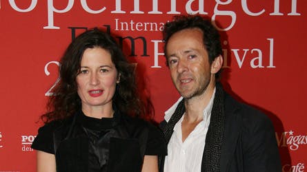 Kim Fupz Aakeson blev skilt for fire år siden efter 20 års ægteskab. I dag danner han par med filminstruktøren Pernille Fischer Christensen, hvis film ?En soap? han har skrevet manuskript til.