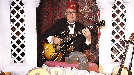Ole Ousen på sin vante plads i Ørkenens Sønner-musikskuret.
