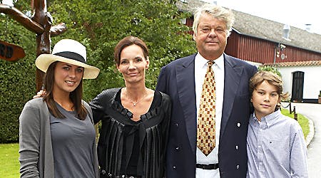 Familien Kjær samlet umiddelbart inden den store afskedsfest. Janni og Christian med sønnen Christopher på 11 og datteren Michala på 19.