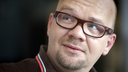 Lars Hjortshøj er vært i Sandhedens Time, der sendes om onsdagen på TV3. Men komikeren ville aldrig selv sætte sig i den varme stol.