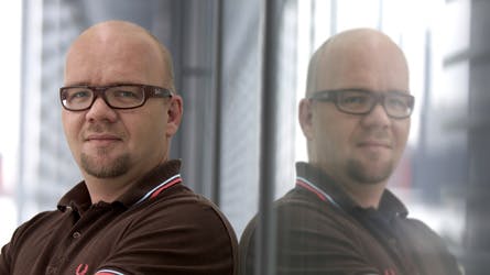 Lars Hjortshøjs første oneman-show er på turné i hele Danmark og bringer den skaldede komiker