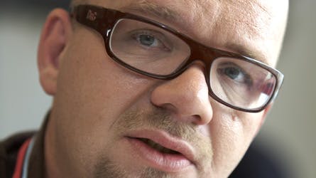 Lars Hjortshøj står i spidsen for ?Sandhedens Time?, der er gået fra at have 431.000 seere ved premieren til nu 168.000 trofaste fans.