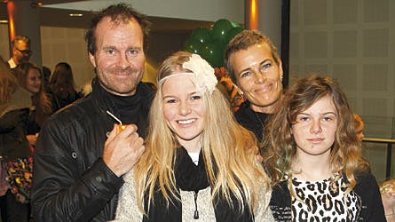Lasse Spang Olsen og Josephine Bergsøe til premiere med døtrene Tallulah og Fiona.