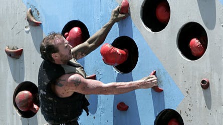 Lasse Spang Olsen på Wipeout-banen, sekunder inden det går galt for ham og han får smadret sit knæ.