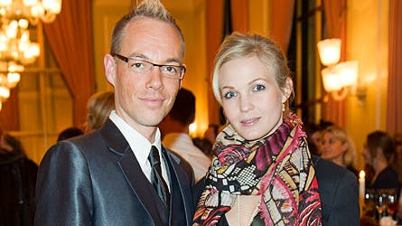 Lasse Spangenberg med sine smukke modeller. Det er fra venstre Malene Qvist, Katrine Bonde, Szhir­ley, Vicki Berlin og Cecilie Hother. Han synes også selv, det var ”en flot buket”.
