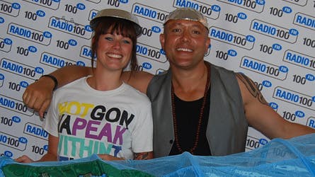 Lisbeth Østergaard har lige haft fornøjelsen af René Dif i sit sommerprogram på Radio 100FM. Nu skal hun dele æteren med Andrea Elisabeth Rudolph i den kommende uge.