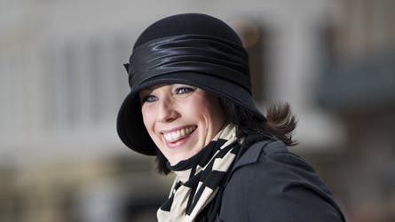 Lisbeth Østergaard er for andet år i træk vært for kor-konkurrencen ?Allstars?på TV 2. Søs Fenger, Mike Tramp og Steen Jørgensen fra Sort Sol er blandt korlederne.