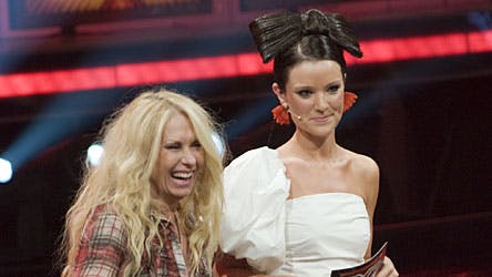 Lise Rønne på scenen under X Factor 2009. Her er Sanne Salomonsen på visit.