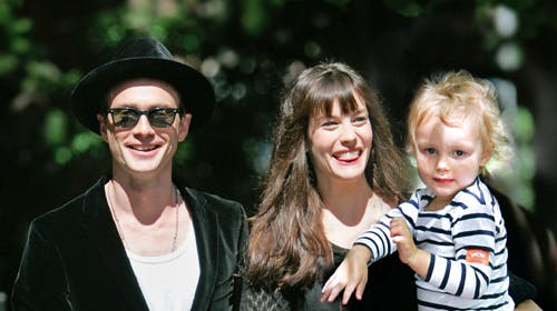 Liv Tyler med sønnen Milo og manden Royston Langdon nyder det gode vejr på Livs 30-års fødselsdag. Men idyllen på billedet holdt altså ikke. Nu skal parret skilles.