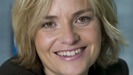 Lotte Mejlhede er vært på TV 2 NEWS og fik som 39-årig datteren Laura-Louise med pressefotografen Bjarke Ørsted.