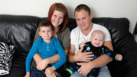 Heidi Hemdrup og Claus Jensen har genfundet kærligheden. Her er de sammen med deres søn Sebastian og Heidis søn Mathias.