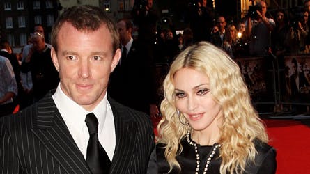 Ifølge rygterne har Madonna allerede i sommer hyret topadvokaten Fiona Schackleton, der også førte Paul McCartneys skilsmissesag. Madonna har ingen ægtepagt med Guy Ritchie, der derfor kan hæve op mod 100 millioner dollars.