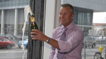 Mads Christensen har i flere år rådgivet P3-lyttere om stort og småt i programmet ?Mads og Monopolet?.