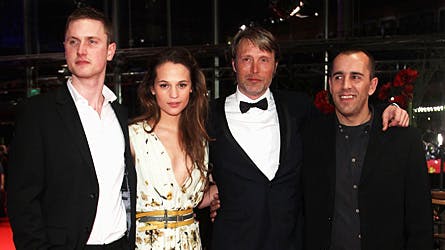 Mikkel Boe Følsgaard, Alicia Vikander, Mads Mikkelsen og instruktør Nikolaj Arcel på den røde løber ved filmfestivalen i Berlin.