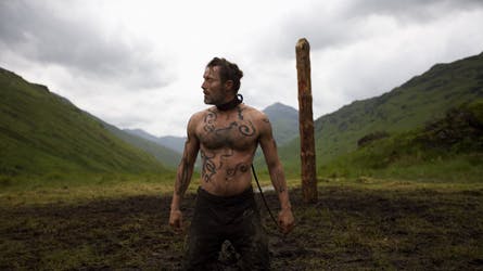 Mads Mikkelsen er vant til at spille ekstreme karakterer, når han arbejder sammen med Nicolas Winding Refn. Denne gang spiller Mads Mikkelsen en stum viking ved navn One Eye i Valhalla Rising.