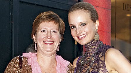 Mai Manniche har netop været i Indien og fået syet sin kjole af silke og blonder, mens moderen, børnelægen Vibeke Manniche, var i lyserødt fra top til tå.