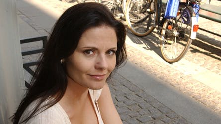 Maria Hirse er fuldtidsforfatter og foredragsholder. Hun bor alene sammen med sin datter Victoria og sønnen Gabriel.