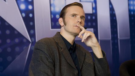 Martin Hall får ikke ros for sin dagbog fra Talent 2008, som han har givet titlen ?Vægtløs mand under truende sky?. Berlingske Tidende giver bogen én stjerne ud af seks mulige.