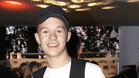 Martin har brugt nogle af sine penge på at indrette et hjemmestudie. Resten af pengene holder farmand sikkert godt styr på i den lokale bank, hvor han arbejder.