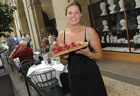 Til daglig tryller Mette Blomsterberg de skønneste kager og desserter frem i Glyptotekets café i København