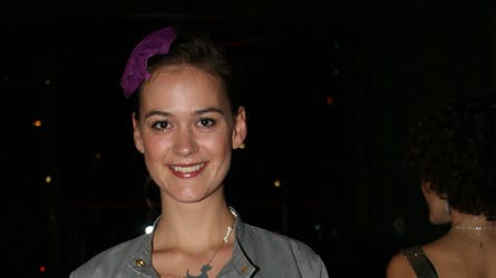 Mia Jexen spiller overfor Christiane Schaumburg-Müller i ?2900 Happiness?.