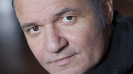 I Michael Carøes ungdom boede hans forældre i England. Et år besluttede han sig for at blive hjemme, men den beslutning fortrød han juleaften.