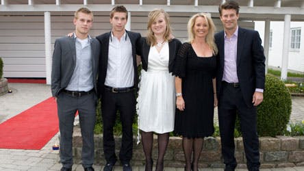 Familien Laudrup til Rebeccas konfirmation for to år siden. Til venstre er det halvbror Mads og bror Andreas, som begge bor i Danmark