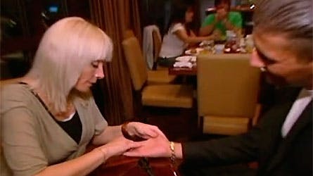 Mia håndlæser sin datters kærestes hånd, og lader skinne igennem, at parret nok ikke har det store fremtidsudsigter sammen.