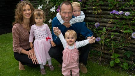 Mikael Jarnvig med sin store familie i haven i Valby